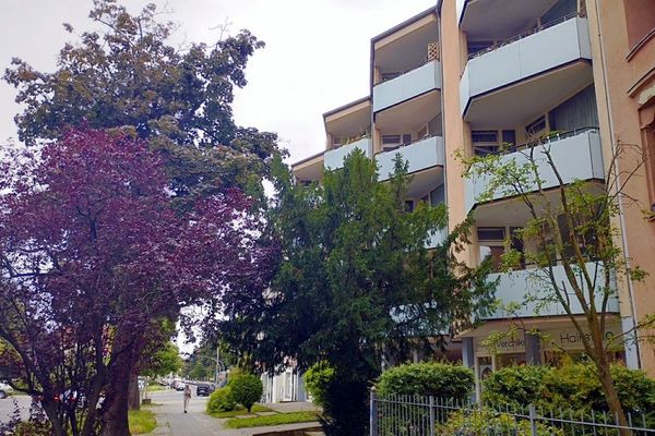 NEU ! 3 CAMERE RISTRUTTURATE con affascinante vista sui vecchi edifici berlinesi !
Nel cuore di Tempelhof, ca. 71 m², balcone esposto a sud
incl. posto auto !