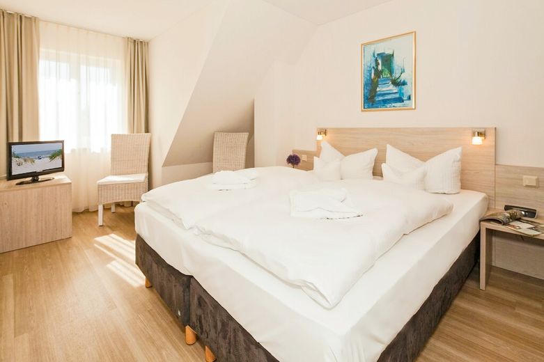 Schlafzimmer 1