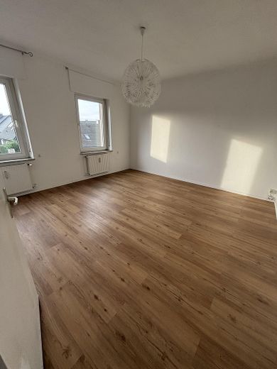 Nach WEG aufgeteiltes MFH, 4 Wohneinheiten, 2 vermietet, 1 frisch renoviert – 1.OG - Wohnzimmer