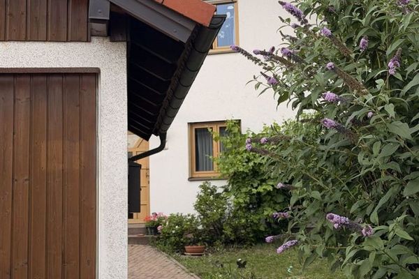 Bodrum katlı, 1999 yapımı, aranan Scheuerfeld KONUMUNDA, yeni değerinde masif müstakil ev, kiraya verilmiş