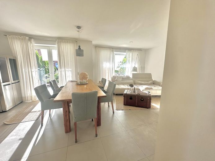 Moderno piso de 3 habitaciones en planta baja con jardín, eficiencia energética A+ – Wohnbereich