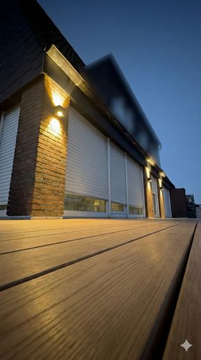 Fassade mit Beleuchtung Foto