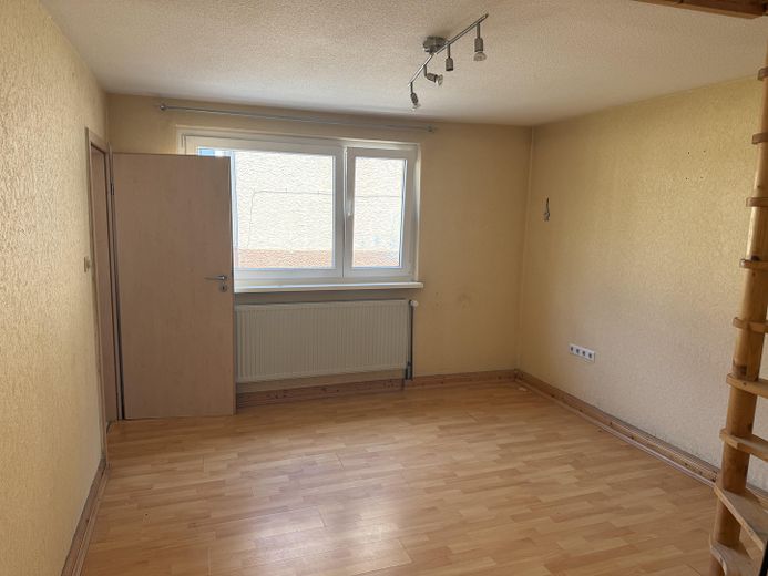 Kleines Wohnhaus mit Garten und großer Doppelgarage – Foto 12