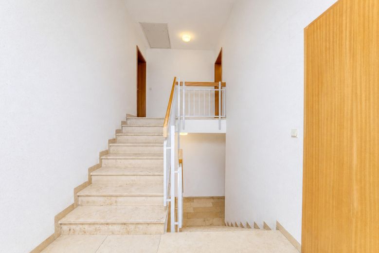 Aile dostu 4 odalı daire – merkezi konumda ve kapsamlı şekilde yenilenmiş – Treppenhaus