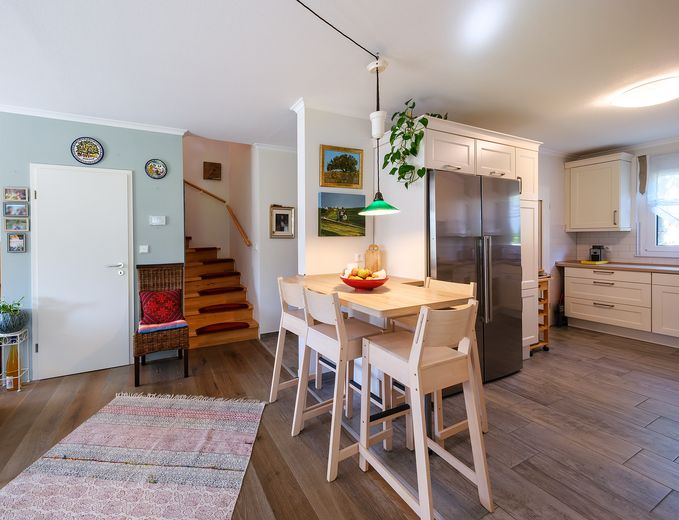 Oberneuland: Like-new end-of-terrace house with green views, roof terrace – commission-free – Küche mit Theke und Stauraum