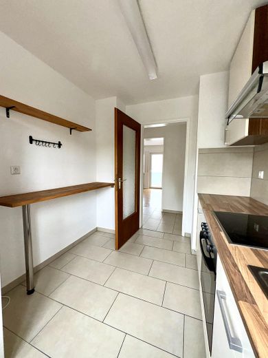 Gepflegte 3-Zimmerwohnung in Toplage von Heilbronn Ost – Küche Blick zum Flur