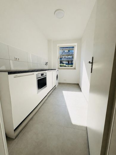 Wohnen wie im eigenen Haus – renovierte 3 -Zimmer Wohnung mit großer Terrasse & Garten – Helle Küche (Möbel = Beispiel)