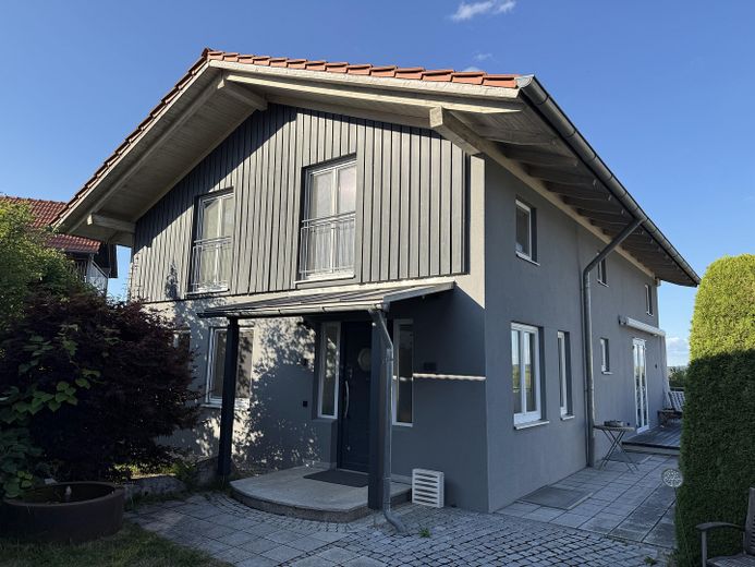 Modernes Einfamilienhaus mit freiem See- und Bergblick Nähe  Prien – Eingang von Westen