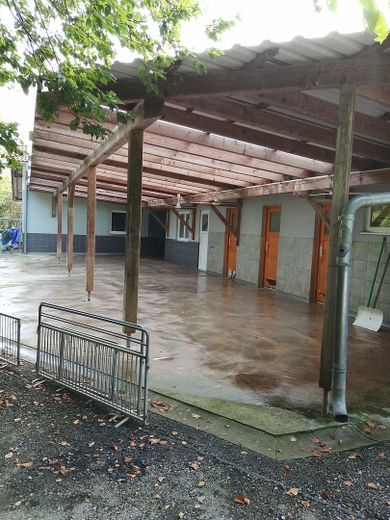 Einfamilienhaus mit gewerbl. Anbau im Außenbereich – überdachte Außenanlage