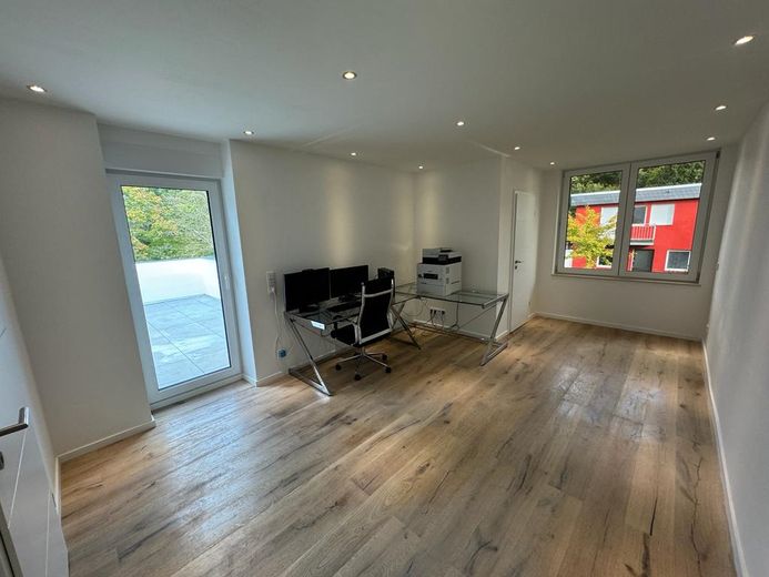 Modernes, großzügiges Einfamilienhaus mit Einliegerwohnung und Garage am Waldrand – Arbeitszimmer