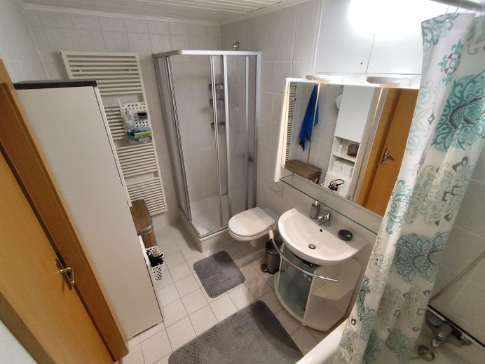 Grand appartement de 4 pièces avec balcon et place de parking en sous-sol, dans un quartier prisé de Bad Homburg – Badezimmer