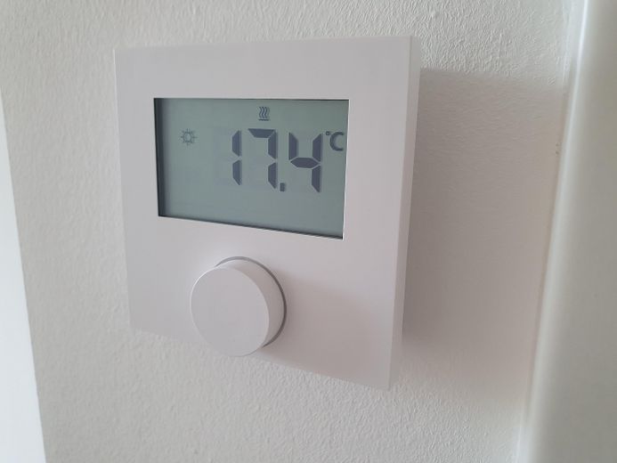 Gerenoveerd EN direct beschikbaar: tuinappartement m. eigen ingang, vloerverwarming, meer- en stationsnabijheid – Raumthermostat