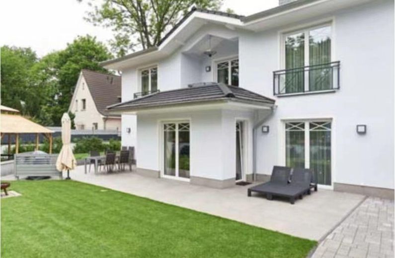 Einzigartige Villa in Berlin-Biesdorf mit 6 Zimmer plus Garten und Pool – Hausansicht