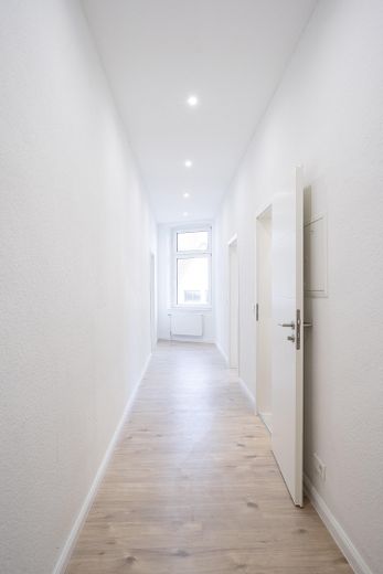 Provisionsfrei: Renoviert & bezugsfrei – 2,5-Zimmer-Wohnung zum Einziehen oder Vermieten! – Flur - 2