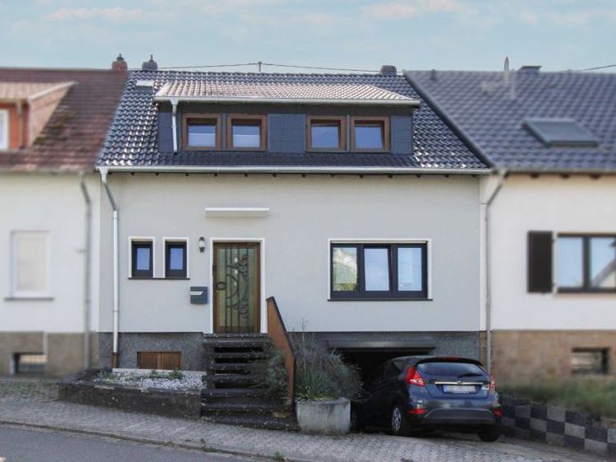 Intrekken, u thuis voelen, buiten genieten – goed onderhouden woning met tuin en garage op een rustige locatie – Foto 1