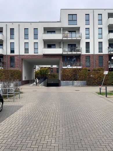 شقة 4 غرف خالية من العوائق في الطابق الأخير مع شرفة ومرآب تحت الأرض مع Wallbox – Einfahrt Tiefgarage