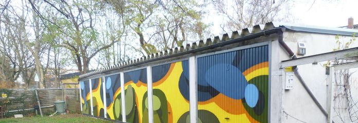 Einfahrt zu den Garagen