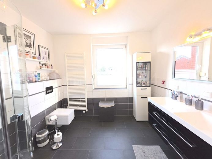 ++ MODERNISIERTE HOFANLAGE + SCHEUNE + STALLUNGEN + GROSSER GARTEN!! ++ – BADEZIMMER