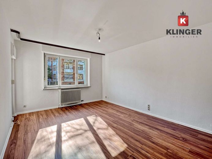 ++ Bezugsfreie 3-Zimmerwohnung mit Balkon und eigenem Stellplatz freut sich auf neuen Eigentümer ++ – Wohnzimmer mit Balkonzugang