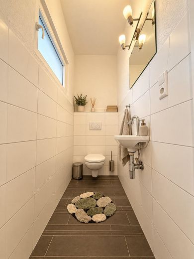 Fully renovated family home with a stunning conservatory, photovoltaic system, heat pump & large outbuilding – Gästetoilette EG