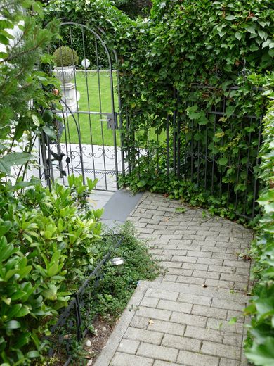 Saarbrücken! Luksusowy dom przy lesie, a jednak w mieście – spokojna, prestiżowa lokalizacja, wszechstronne możliwości wykorzystania – Zugang zum Garten