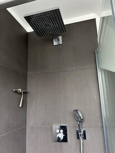 Möblierte Einliegerwohnung mit Gartennutzung und separatem Eingang sehr gute Ausstattung – Badezimmer