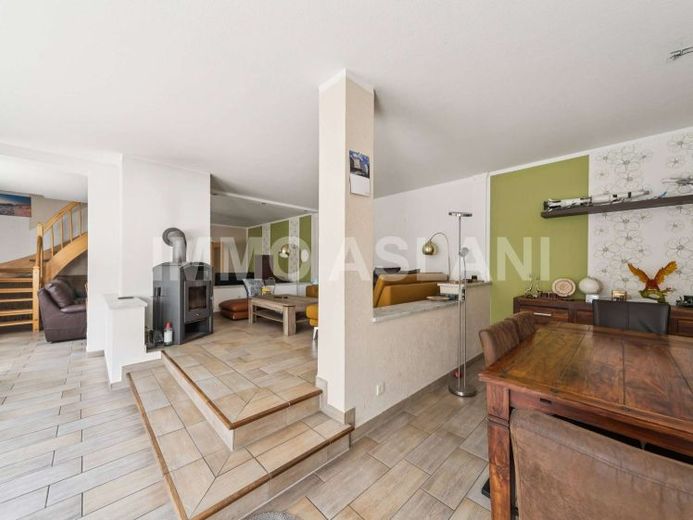 Casa abitativa straordinariamente versatile con camino, cucina integrata e ampia area cortile – Foto 1