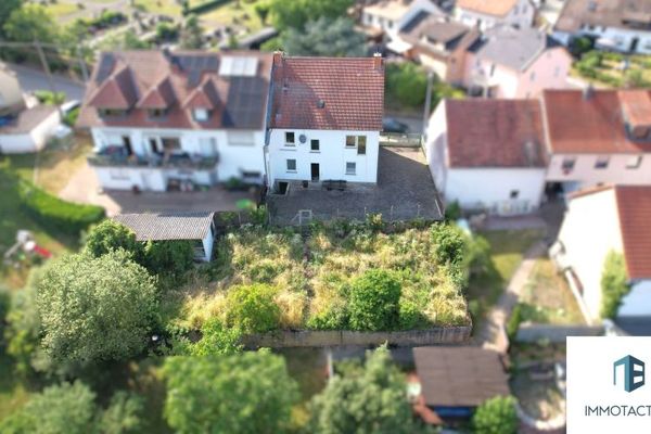 Einfamilienhaus vollunterkellert - mit Innenhof, Garten und viel Raum für eigene Ideen