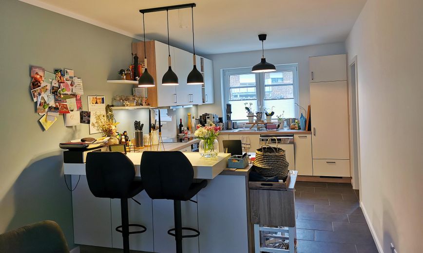 Senza provvigione - Tanto spazio per la famiglia: 121 m² di superficie abitabile + 64 m² di cantina - Anno di costruzione 2020 – Küche mit Tresen