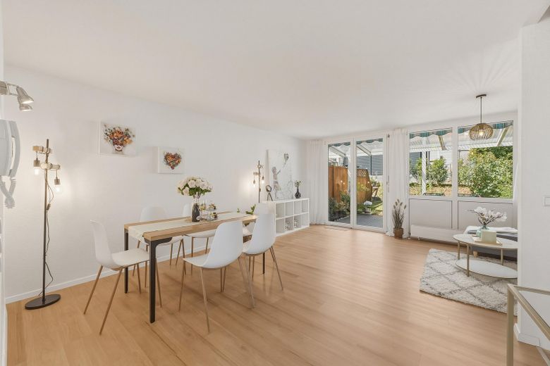 -Senza commissioni- senza pensieri e subito pronto per essere abitato: casa a schiera con giardino e garage privato – Wohnbereich