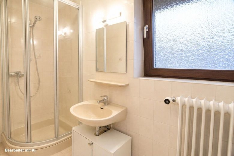 Ihr Deal: 3 Häuschen, 3 Garagen, bis zu 5 WE, davon nur 2 vermietet. HEIZUNG IST NEU! – WE1 Bad 2