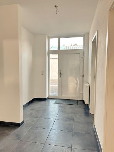 Modernes Wohnhaus mit separater Gewerbeeinheit in ruhiger Citylage – Eingang Flur Wohnhaus