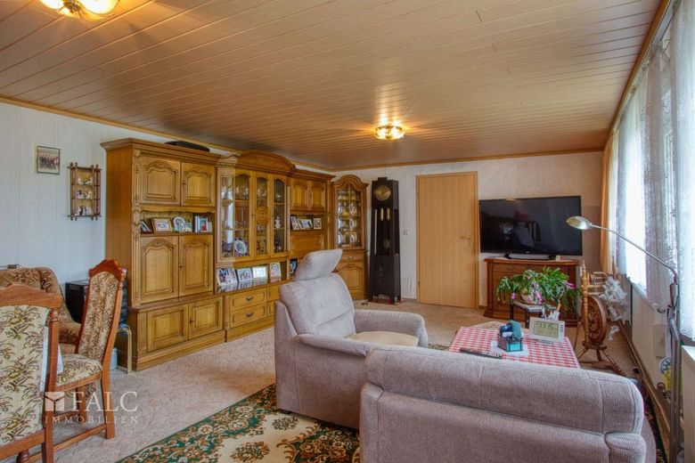 Casa residenziale solida con ampi locali accessori – ideale per artigianato e hobby – Wohnzimmer I