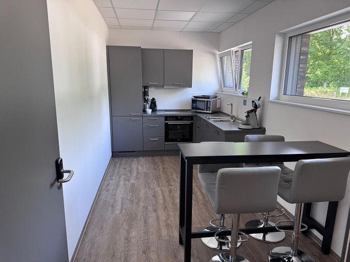 Büro- u. Praxisflächen im TaT Themenpark, repräsentativ, modern, zentral inkl. Parkplätze – Teeküche Haus Novum
