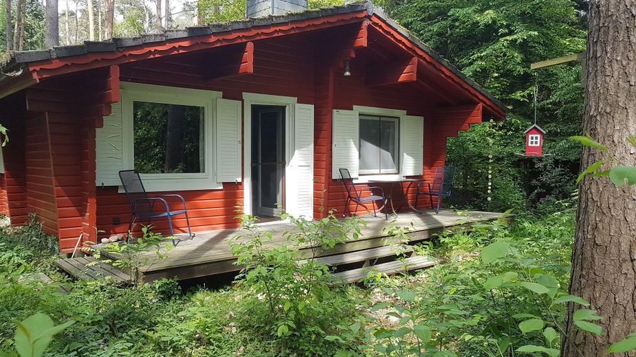 Deux maisons en rondins dans la forêt, location de vacances et habitation dans la réserve de biosphère de l’Elbtalaue – Terrasse rotes Haus