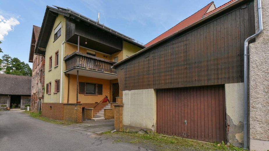 Außenansicht mit Garage