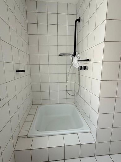 Apartamento de 2 habitaciones recién renovado con balcón y cocina equipada en Koblenz-Horchheim – Bad