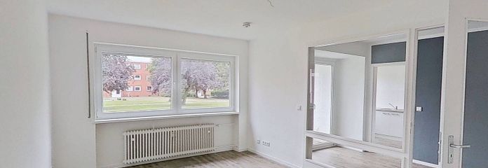 **Bis zu 3 NKM FREI** Charmante 3-Zimmer-Erdgeschosswohnung mit LOGGIA und EBK – Ansicht I: Wohnzimmer