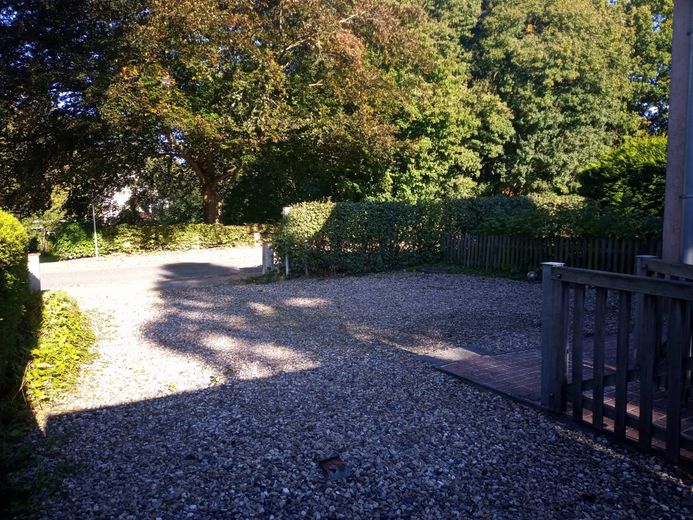 Einfahrt + 3 Parkplätze