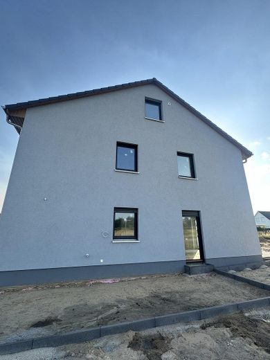 Neubau-Doppelhaushälfte (5 Zi.) mit Garten & Stellplatz – nur noch 1 verfügbar | nahe Berlin/Potsdam – Rechte Doppelhaushälfte Seite