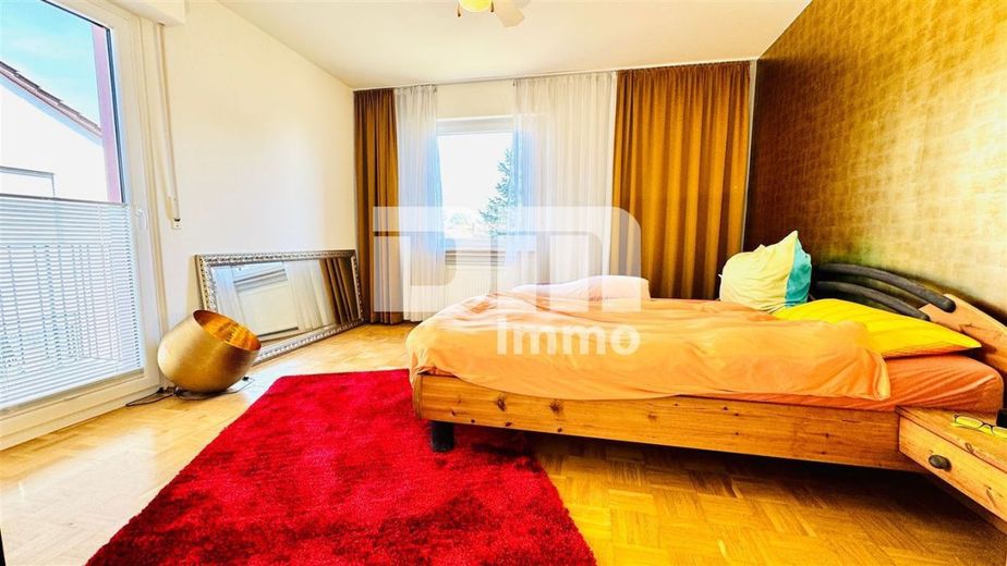 (Reserviert!)Zeitlose Eleganz trifft Moderne: Modernisiertes Einfamilienhaus – OG Schlafzimmer / Zugang Balkon