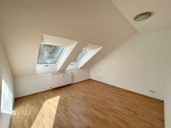 Attraktive 2 Zimmer Wohnung mit Parkplatz und Balkon – Zimmer