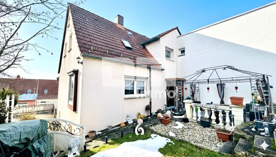 Schöne Doppelhaushälfte in schöner Wohnlage mit Panoramablick, Gartenbereich und Garage – Rückansicht Zugang 2 / Terrasse