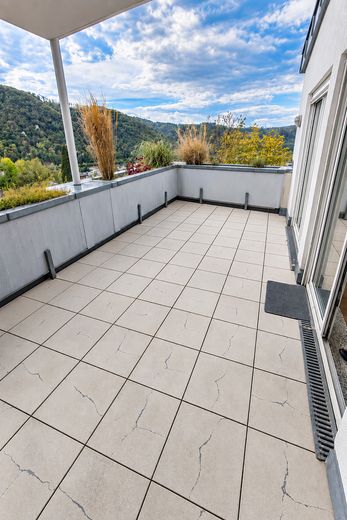 Amplio apartamento de 3 habitaciones con 140 m², terraza en la azotea y mucho espacio en Bad Ems – Dachterasse