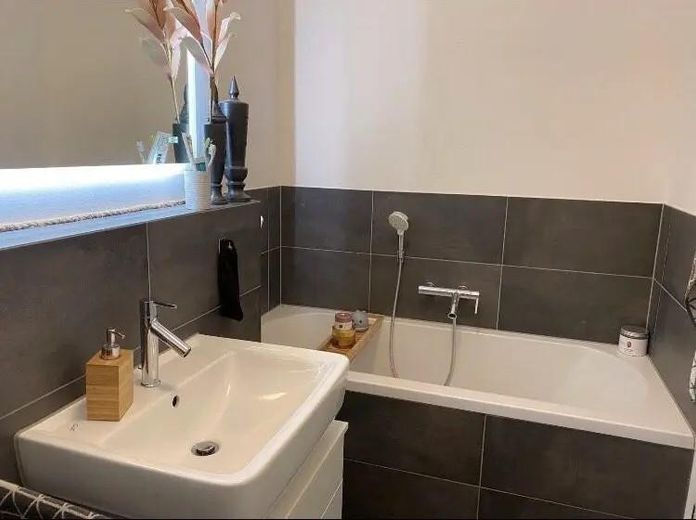 Appartement moderne et haut de gamme de 4 pièces avec jardin - sans commission – Badezimmer mit Badewanne
