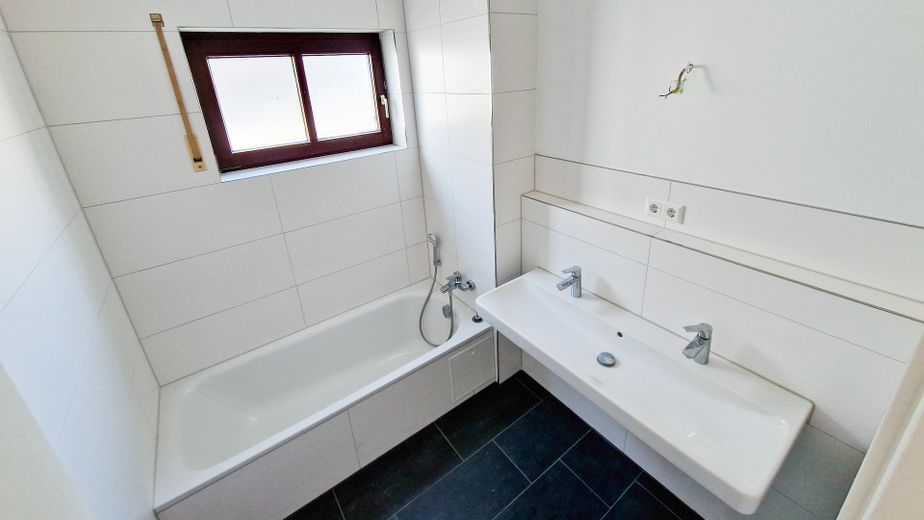 Renovierte 2-Zimmer-Wohnung in Korb mit Garagenstellplatz & Terrasse – Bad