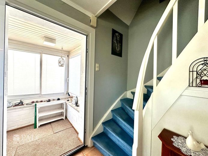 Charmantes Einfamilienhaus mit schönem Ambiente in Grünendeich – Treppe Flur EG