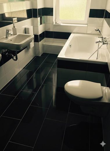 Provisionsfrei - Modernisiertes MFH mit 5-Zimmer-Wohnungen & Bauland extra – Ausbaustandard Bad (2015) 1