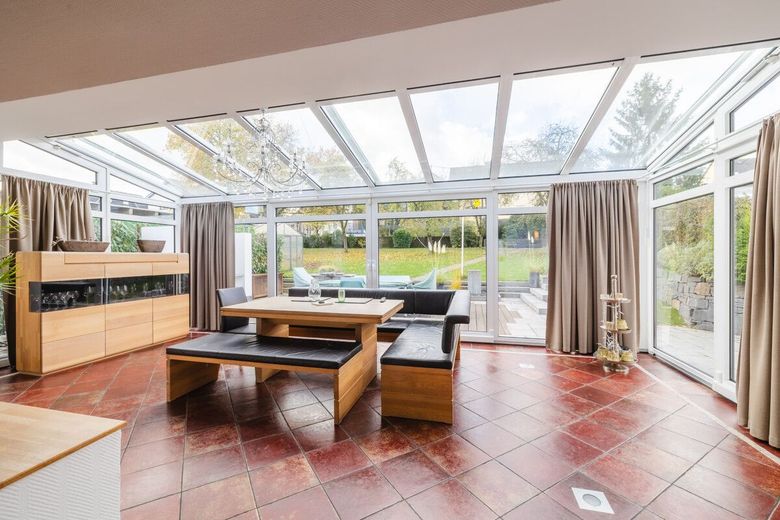 Modern wohnen mit viel Raum und Licht - Wintergarten - Gartentraum - TOP Lage von Fernthal – Wintergarten/Esszimmer