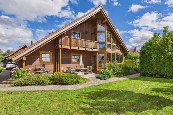 Espacio, naturaleza y felicidad en el hogar: ¡Encantadora casa de madera con mucho espacio cerca de Cottbus!